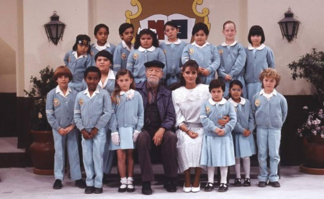Producida y emitida por Televisa (1989 -1990), “Carrusel” es una de las telenovelas infantiles de mayor éxito en Latinoamérica. Quienes crecieron en los 90 recuerdan con cariño a la maestra Jimena y a los estudiantes del 2° grado de primaria de “La escuela mundial”.