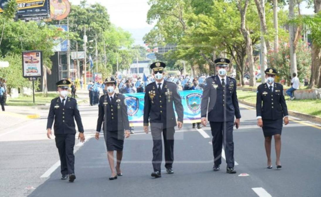 Coroneles encabezando una línea de los desfiles este 15 de septiembre.