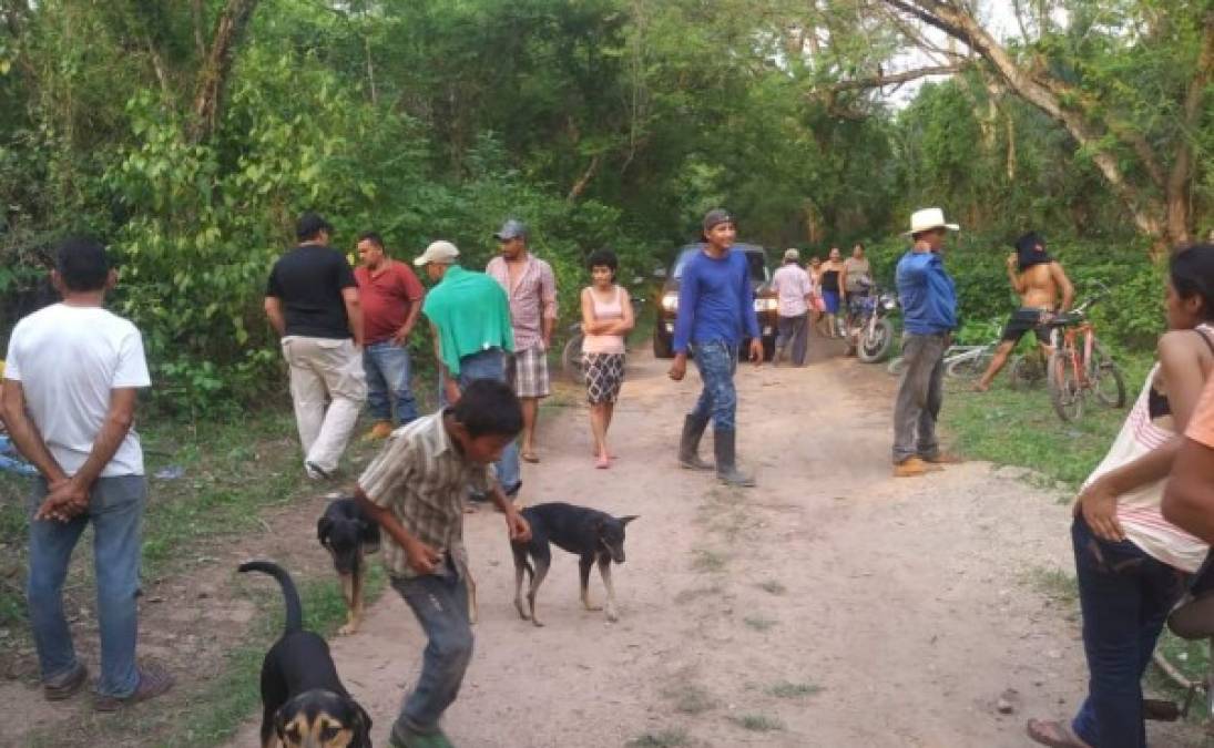 Vecinos del sector escucharon varios disparos y después de rondar la zona encontrarons los cadáveres al lado de una calle de tierra.