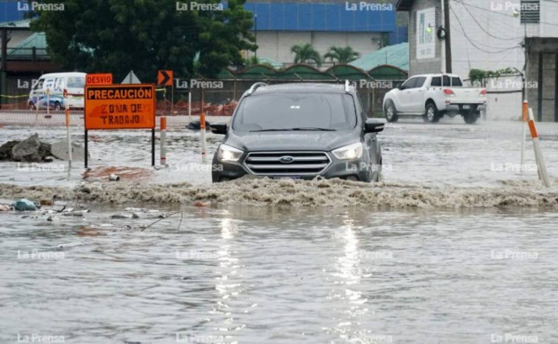 El acceso desde la 33 calle también se vio afectado por las lluvias.