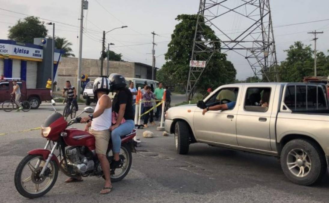 En la 33 calle de San Pedro Sula los transportistas colocaron tubos amarados con piedras para cerrar el paso.