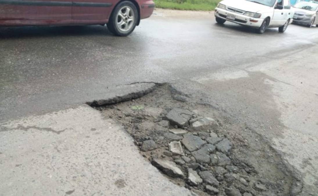 Autoridades de la alcaldía de San Pedro Sula han dicho en ocasiones anteriores que la carretera desde San Pedro Sula a Ticamaya le corresponde al Fondo Vial para repararla, pero las autoridades de dicho fondo tardan años en actuar.