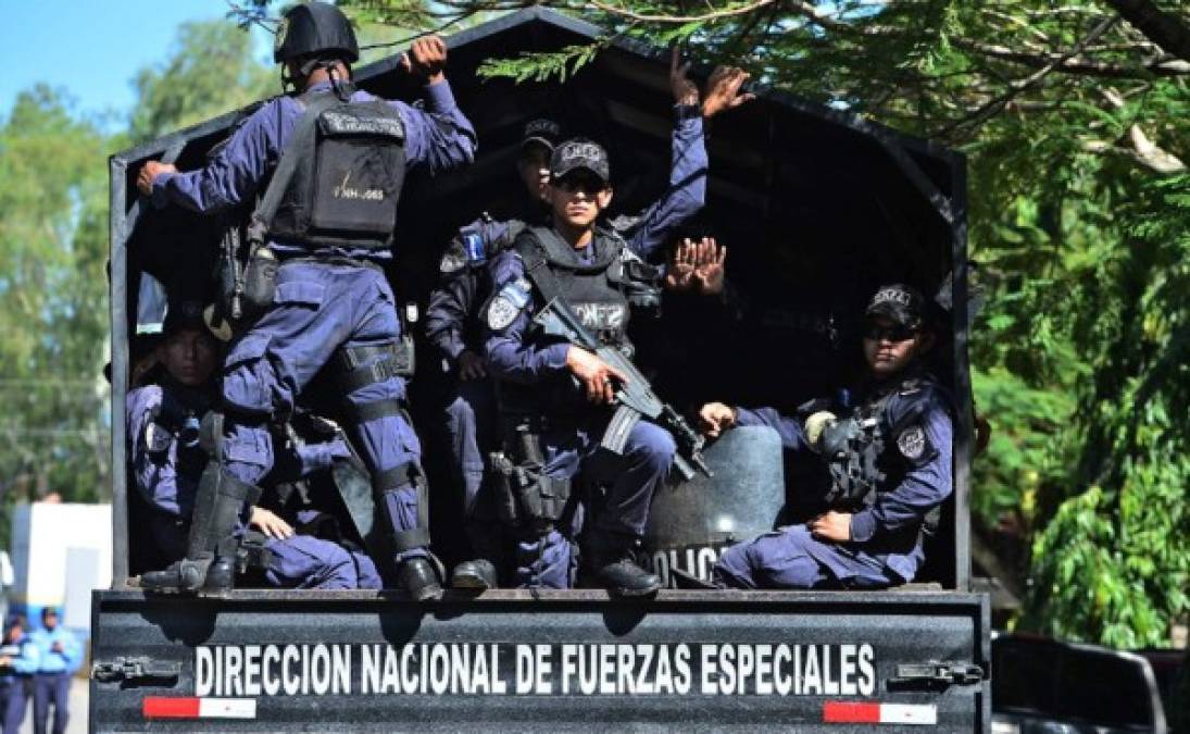 Un oficial les pidió pasar a la oficina de Migración para registrarse antes de cruzar la frontera. Sin embargo, los migrantes rompieron el cerco de policías y lograron entrar a Guatemala. <br/>