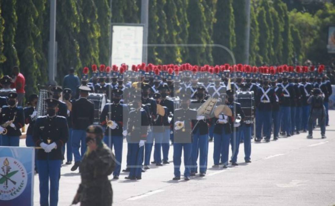 Cadetes luciéndose con las bandas musicales este 15 de septiembre.