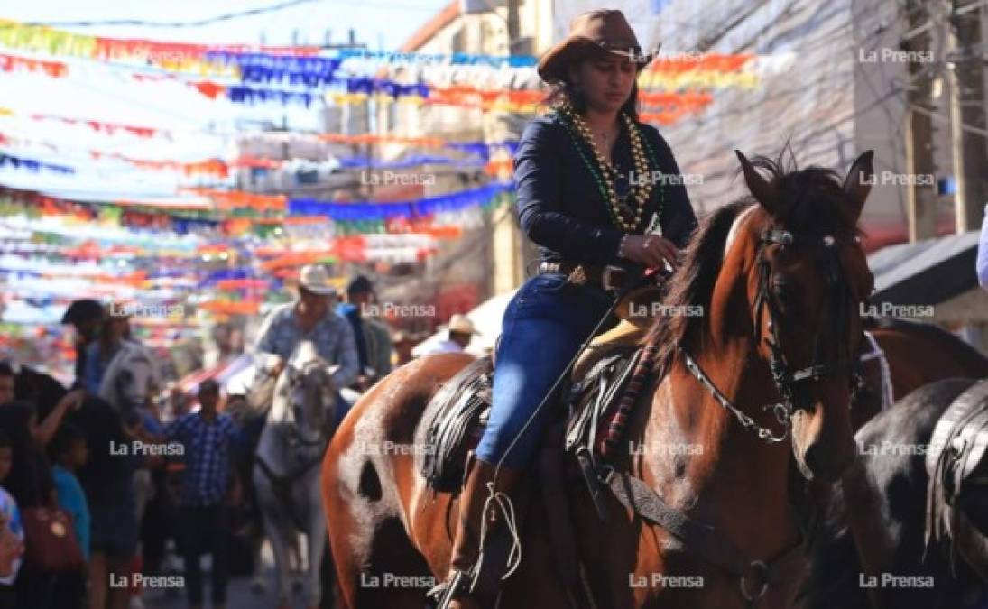 Las ceibeñas montaron elegantes caballos en el desfile ceibeño este sábado. Foto:Melvin Cubas.