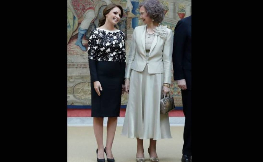 Angélica Rivera lució sobria y elegante durante su encuentro con la reina Sofía de España.