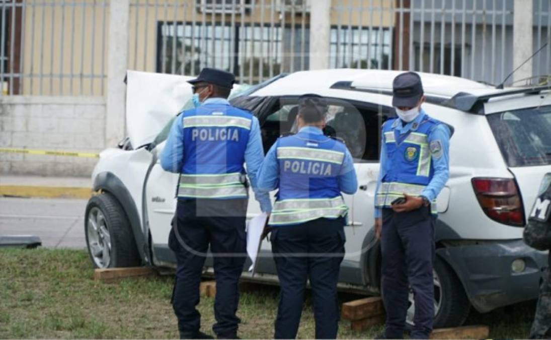 El automóvil en el que se conducían quedó destruido. Los tres hermanos quedaron sin vida en su interior.