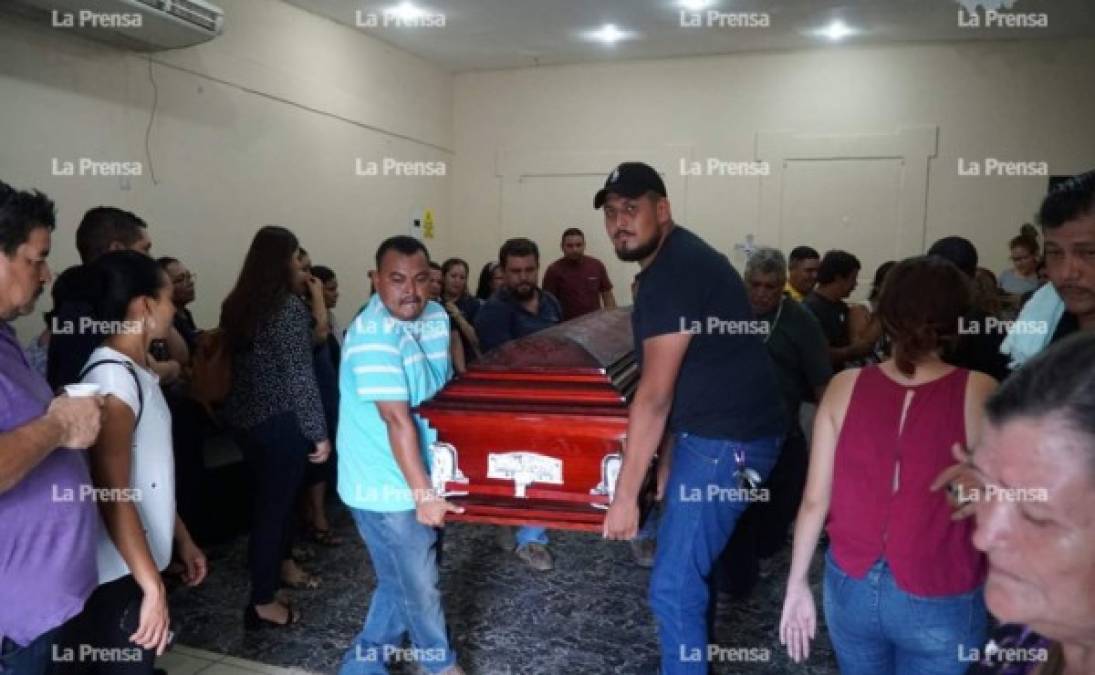 Amigos y compañeros de labores de Melvin Joel Medina asistieron al funeral que se realizó en San Pedro Sula.
