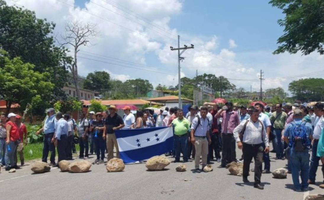 Las calles de Choloma, Cortés y Siguatepeque también fueron tomadas por los catedráticos.