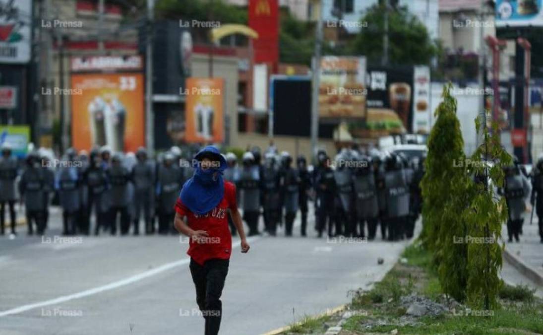 Las piedras y los gases lacrimógenos estuvieron a la orden del día. Varias oficinas gubernamentales terminaron con daños.