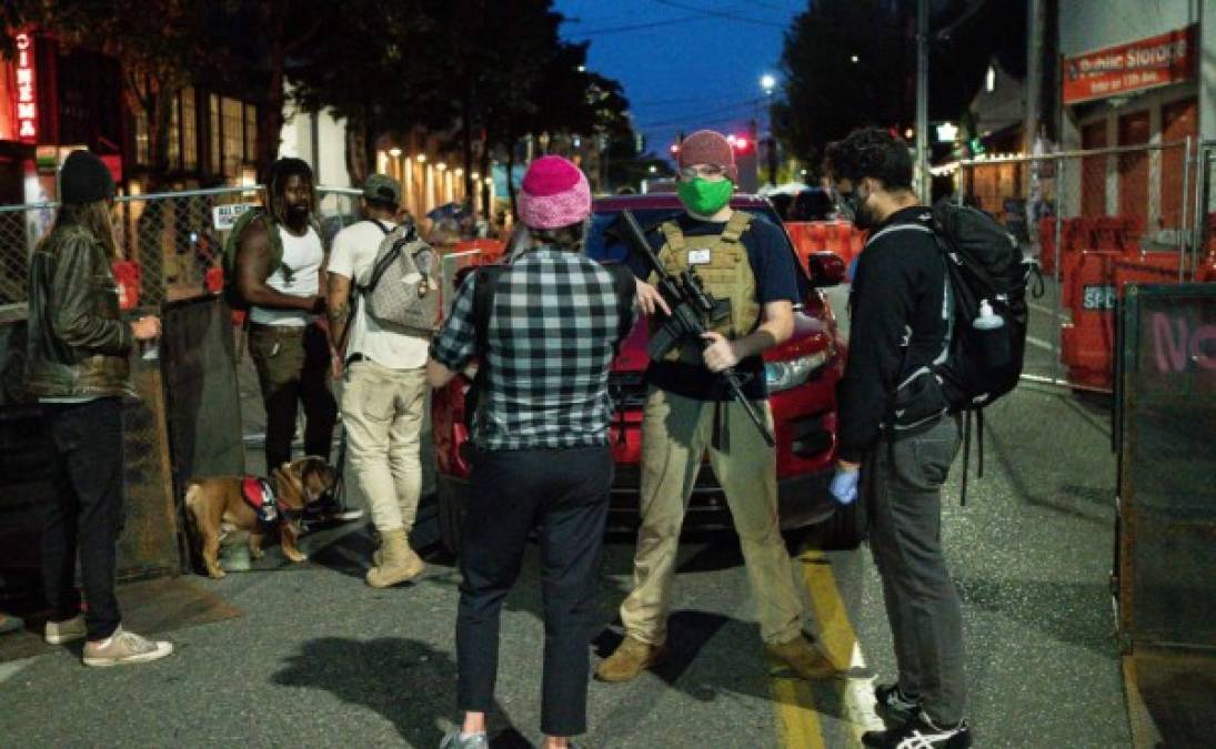 En la ciudad de Seattle (Washington, EEUU) los manifestantes tomaron un recinto policial abandonado en la zona y levantaron barricadas para marcar una 'zona autónoma' por varias cuadras a su alrededor, después de que la Policía se retirara días atrás.