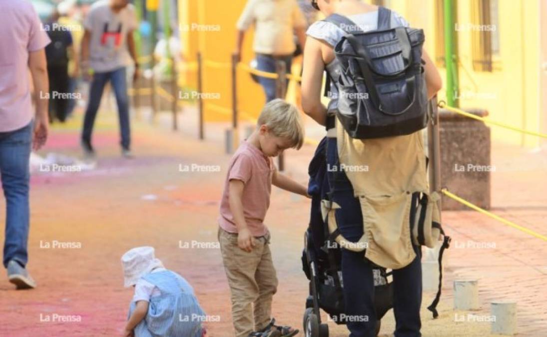 También llegaron los turistas extranjeros a deleitarse con las muestras artísticas de Comayagua.