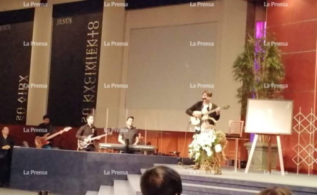 Su hijo Lowsan está cantanto varias de sus canciones en el evento.