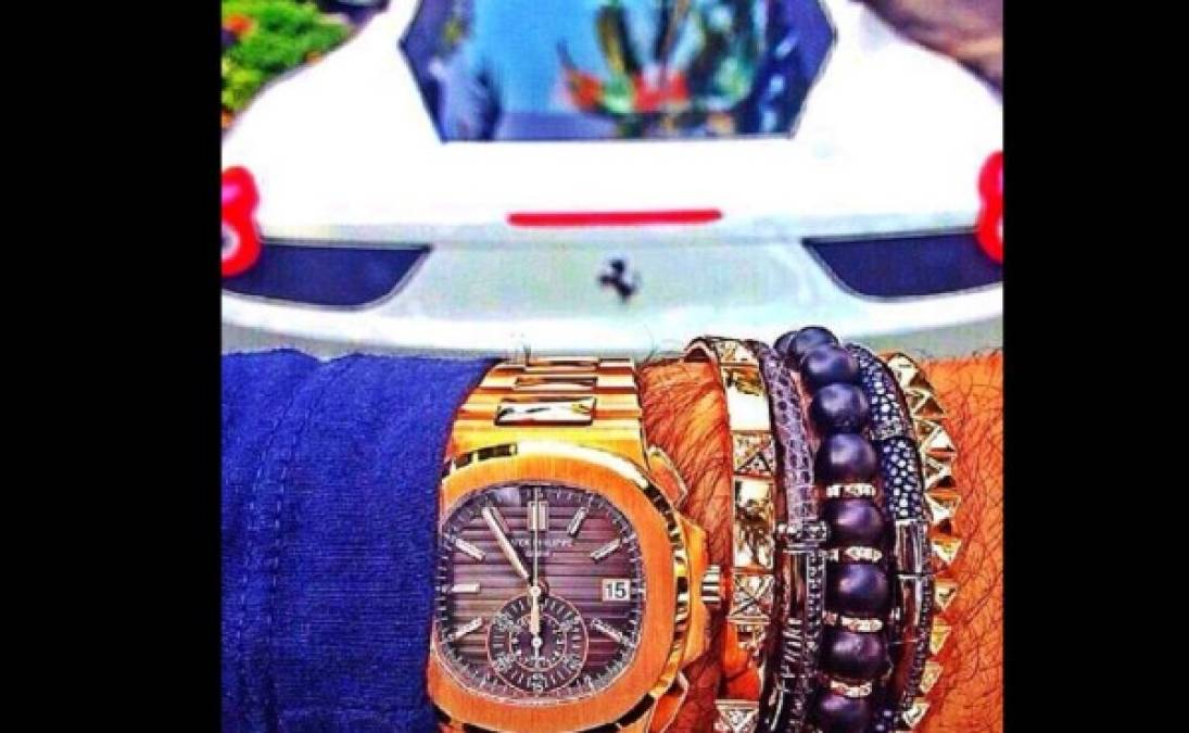 'Uno de 10 en el mundo' posteó Gamboa con la imagen de su reloj Hublot fabricado con 50 piezas en oro y platino y diamantes que valía alrededor de 9 millones de pesos mexicanos.