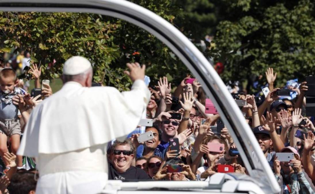 Más de 20,000 personas se apostaron en los alrededores de la Casa Blanca para presenciar el recorrido del Papa.