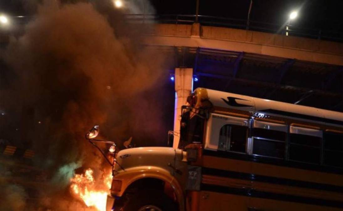 Colonia Hato de Enmedio, Villas del Sol y el Anillo Periférico fueron escenarios de destrozos durante la noche del miércoles.