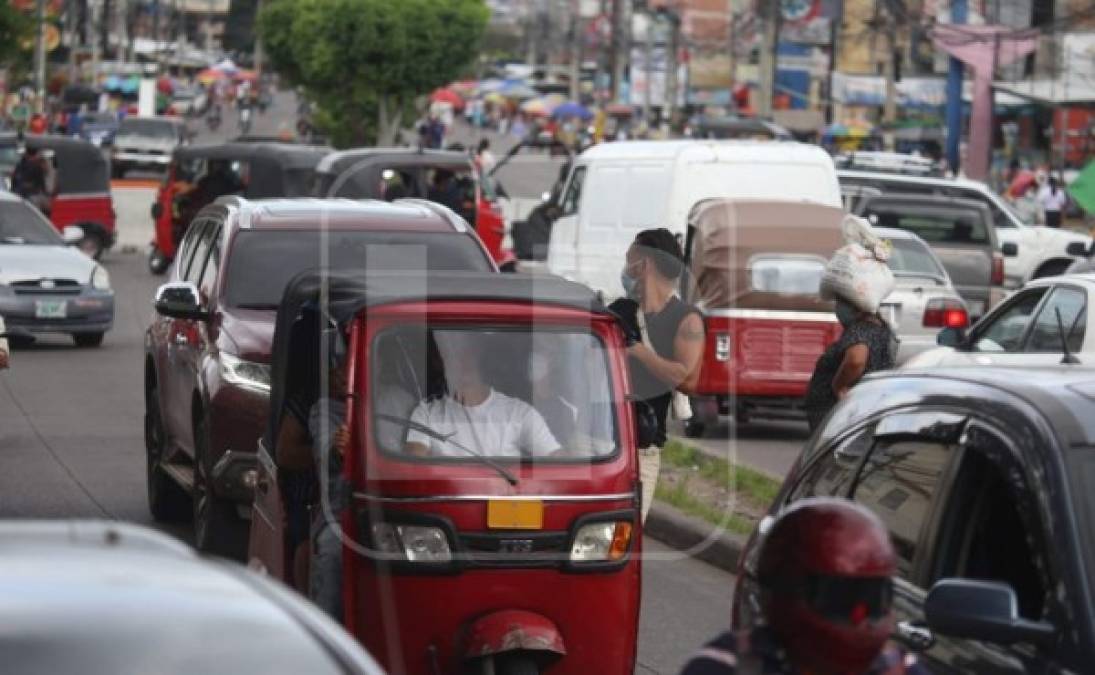 Este día en Honduras circularon las personas cuyas tarjetas de identidad terminan en 1. Estos ciudadanos esperaron 15 días para poder salir a abastecerse hoy.