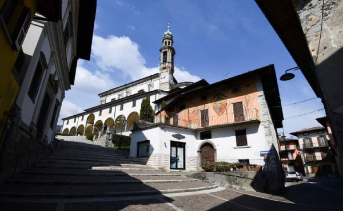 Calles vacías, algunas banderas que cuelgan de las ventanas y un alcalde que trata de consolar a sus conciudadanos: esto es Vertova, un poblado donde en pocas semanas murió el 1% de su población debido a la pandemia de coronavirus.