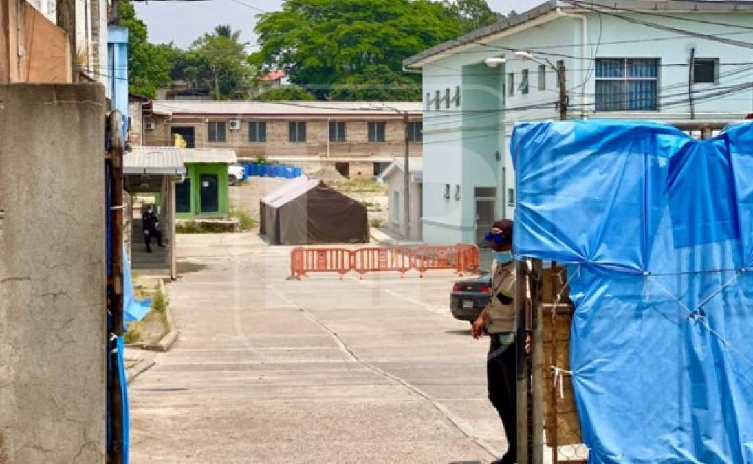 A lo lejos se ve la sala de aislamiento de COVID-19 en el Hospital de Occidente. Hasta la fecha, en el departamento de Copán solo se ha registrado un fallecido por coronavirus, sin embargo, 'hay muchos casos sospechosos', aseguraron los médicos.