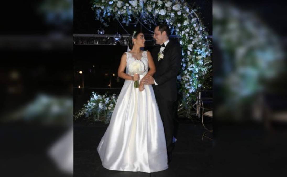 Javier Batres y Audrey Verdial se unieron en sagrado matrimonio luego de varios años de noviazgo. Los jóvenes se presentaron en el Hotel Copantl, donde al aire libre el pastor Javier Andino los unió en sagrado matrimonio. <br/><br/>Los padres del novio, Jesús Batres y Lourdes Ramírez, junto con la madre de la novia, Carolina de Verdial, se encontraron en primera fila para ser testigos de esa promesa de amor y de la felicidad de la pareja.<br/><br/>Enamorados. Audrey Verdial y Javier Batres, muy felices, se dieron el “sí”.