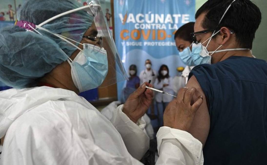 Más de 48,000 vacunas donadas por el mecanismo Covax comenzaron a administrarse este lunes. Foto AFP