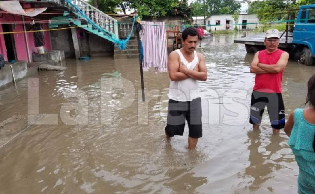 En una cuartería de la colonia Paraíso sacaban el agua de los apartamentos.