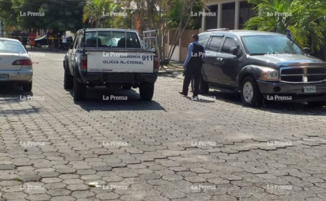 Las víctimas iban saliendo de una casa de habitación de la referida colonia, cuando varios sujetos fuertemente armados y con vestimenta similar a la de la Policía, se les acercaron y dispararon.