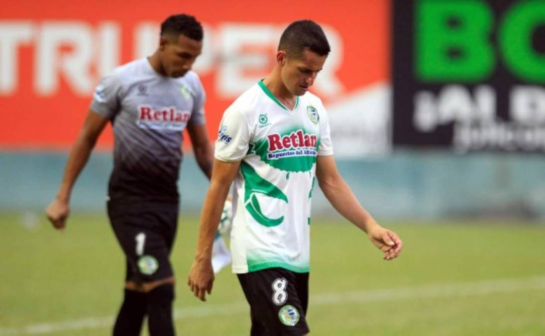 Oliver Morazán, y al fondo Woodrow West, cabizbajos tras perder ante Motagua. El Juticalpa quedó más complicado en la lucha por no descender.