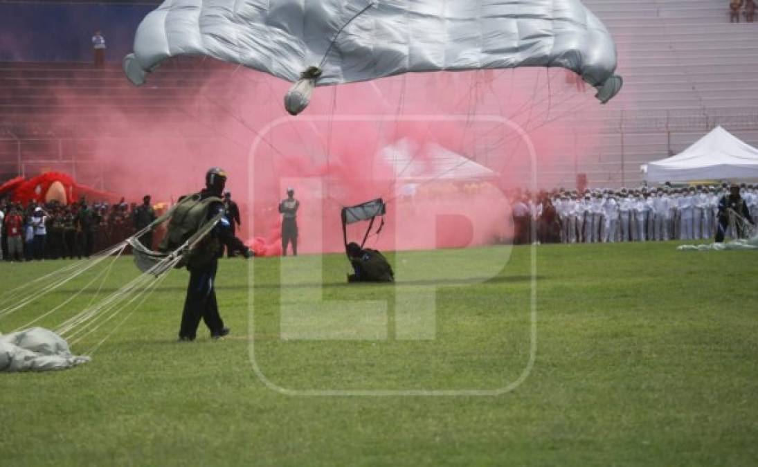 Los paracaidistas deleitaron con su demostración a los espectadores.