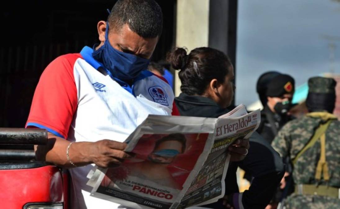 Los pobladores buscan mantenerse informados de las últimas noticias por el coronavirus en Honduras.