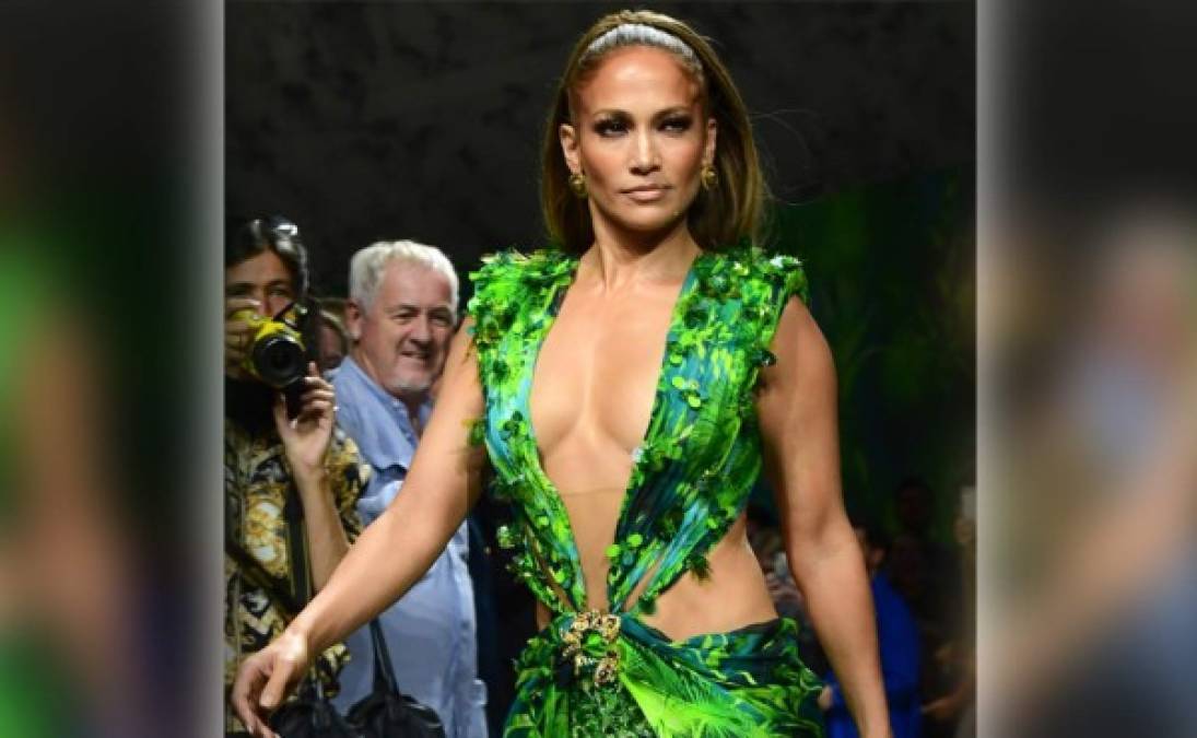 La cantante y actriz latina estadounidense Jennifer López causó sensación este viernes en la pasarela de Milán al desfilar para Versace.