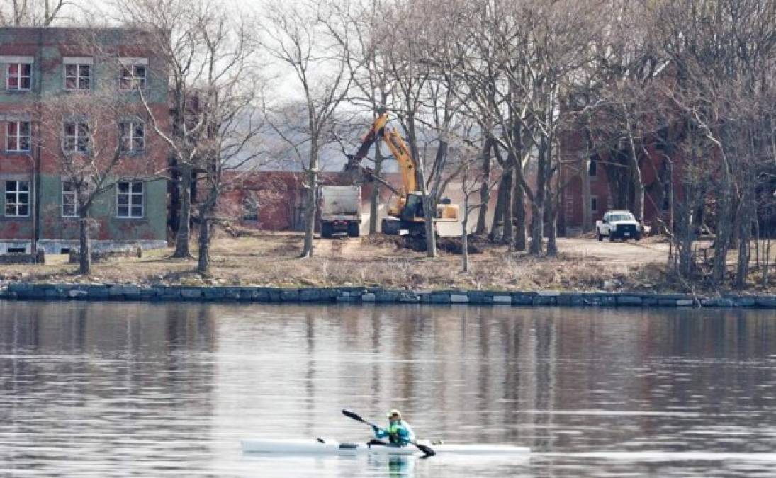 La isla Hart, en el estuario de Long Island, se convirtió en una fosa común en 1869 luego de que la ciudad la comprara a un terrateniente privado para enterrar a residentes no identificados o pobres.