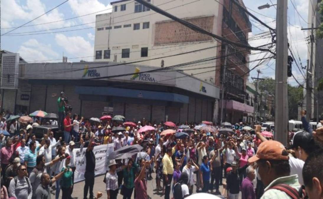 Las manifestaciones han impedido transitar con normalidad a peatones y conductores de vehículos en varios departamentos del país.