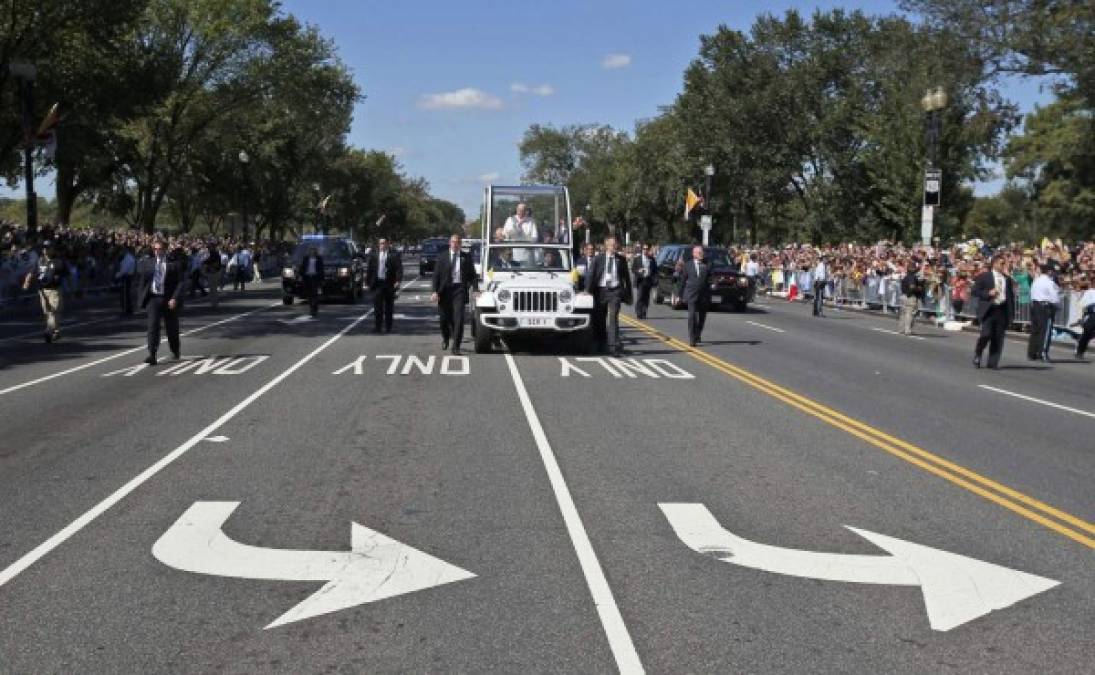 El Papa utilizó un jeep modificado en lugar del papamóvil para su visita a EUA.