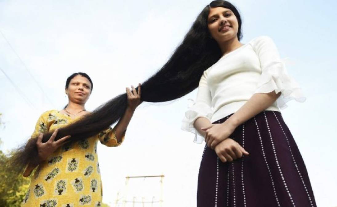 Nilanshi Patel, una india de 17 años, conservó su récord como la adolescente con la caballera más larga del mundo, con una medida de 190 centímetros.