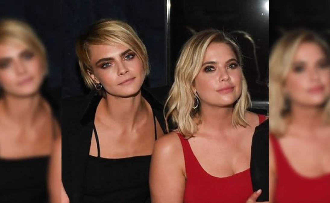 La actriz de 'Pretty Little Liars' y la modelo ya no ocultan su romance, el que ya presumen en las redes sociales.<br/><br/>La pareja publicó un video que confirmó la naturaleza de su relación, además de las muestras de afecto publicas que ha hecho Delevingne ha Benson en la gala TrevorLIVE, de la comunidad LGBTQ+.<br/>