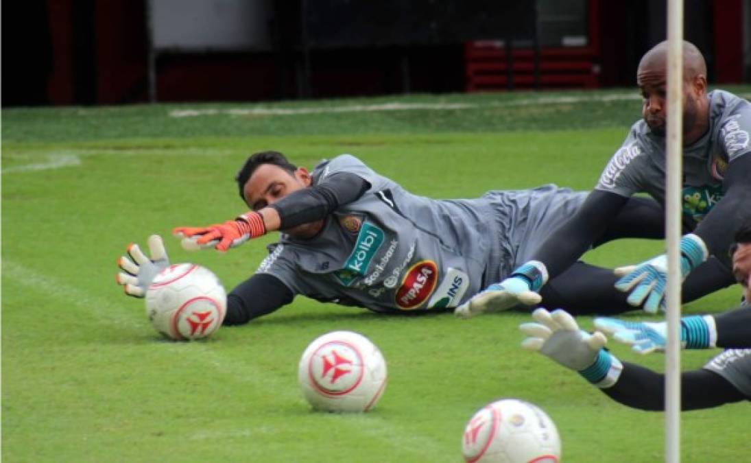 Las miradas de la prensa presente en el entrenamiento giraban en torno al guardameta del Real Madrid que destacó con su gran capacidad de reacción en los diferentes ejercicios que realizó.