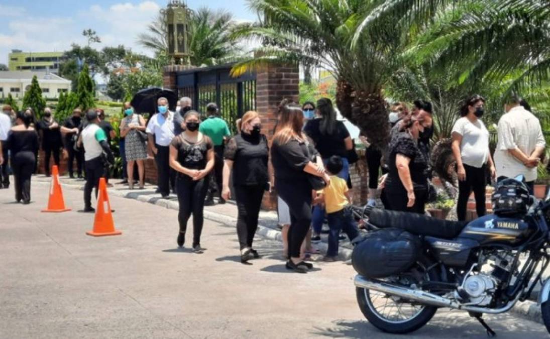 Imagen del desarrollo del velorio de la empresaria en una funeraria de Tegucigalpa. Foto cortesía Hoy Mismo