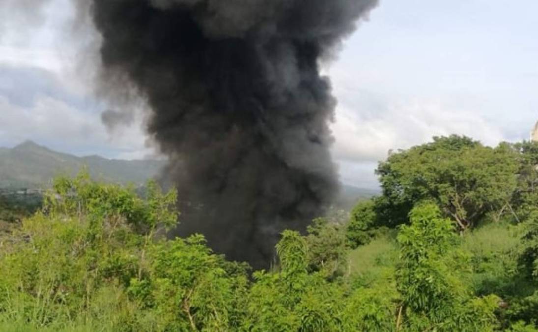 Varios pobladores lograron captar las imágenes del incendio desde lejos y la columna de humno negro era impresionante.