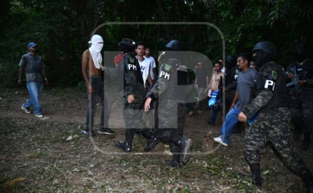 El ambiente se volvió tenso; varios jóvenes decidieron cubrir sus rostros con camisetas para no ser identificados por las autoridades ni los medios de comunicación.