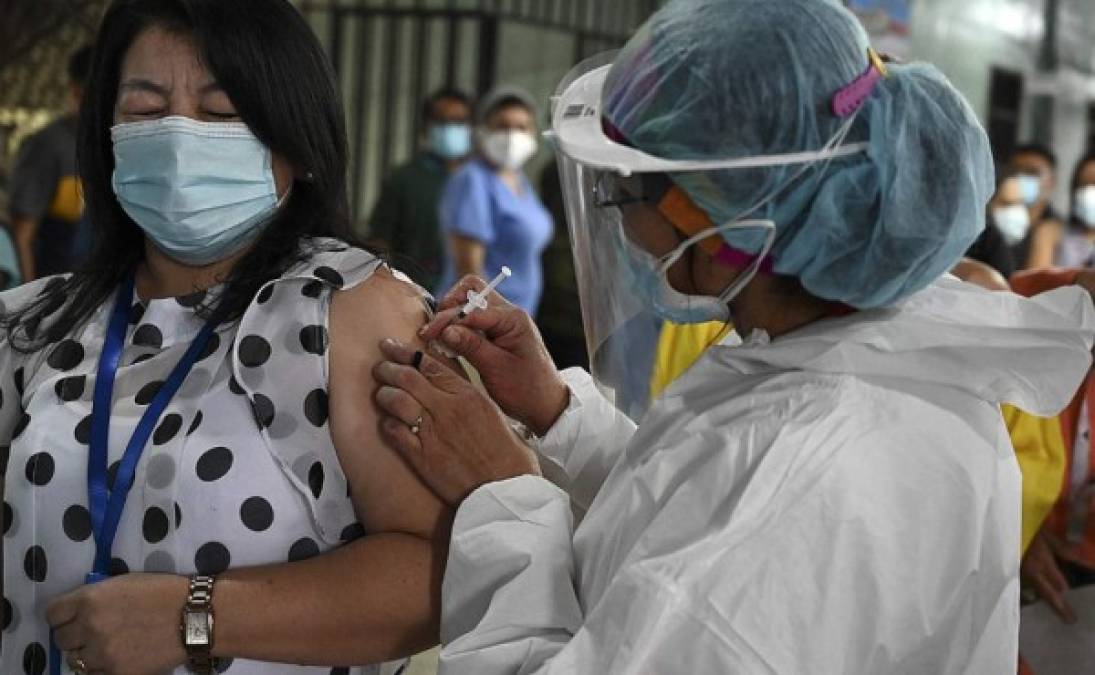 Estas dosis van dirigidas al personal directo e indirecto que atiende la pandemia del covid-19. Foto AFP