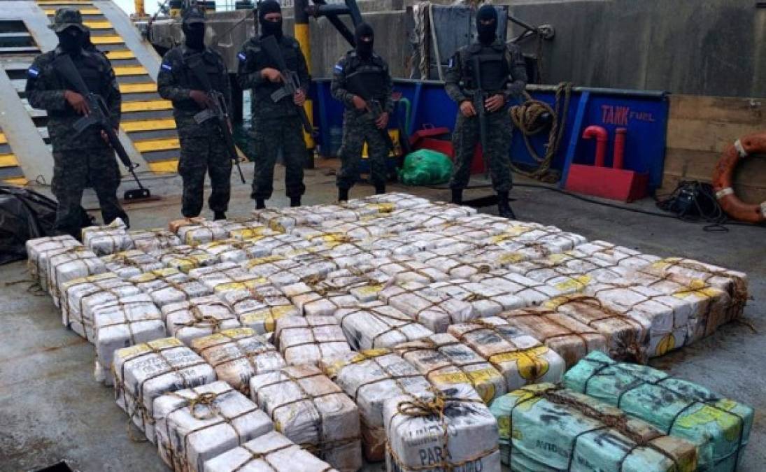 Las autoridades cuidando los fardos hallados en la embarcación en Trujillo, departamento de Colón. Foto AFP