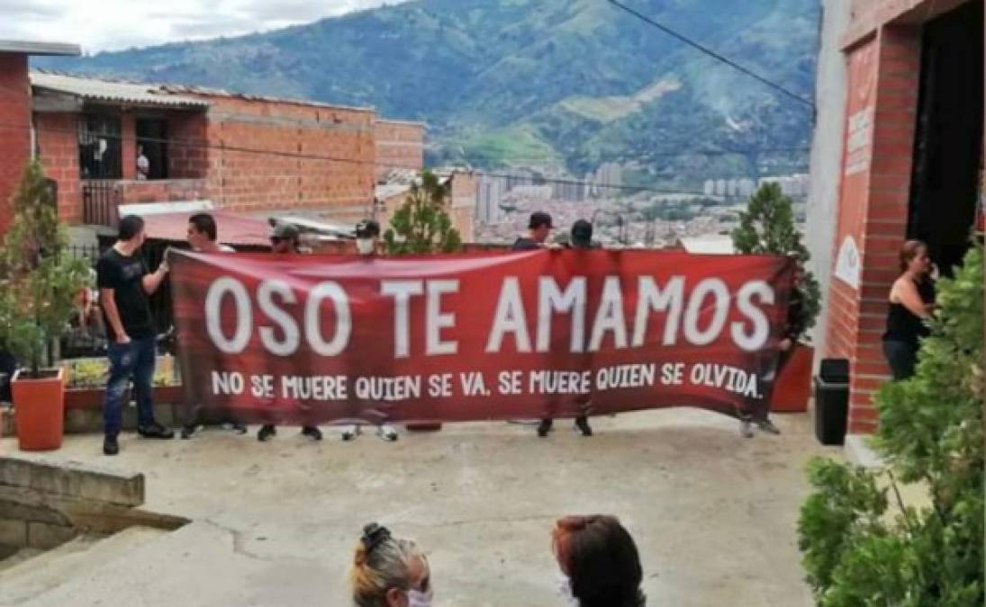 Los carteles de despedida y una pancarta con la que los asistentes acompañaron el cortejo fúnebre indican que el fallecido es Édgar Pérez Hernández, conocido con el alias de 'el Oso' y presunto jefe de la banda 'Niquía Camacol', nombre de un barrio de Bello.