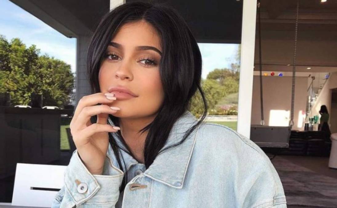 Kylie Jenner es una socialité, empresaria, ​ diseñadora y modelo estadounidense. Alcanzó cierta notoriedad en la prensa rosa y en programas televisivos de vanidad a raíz de su aparición en el reality show autopromocional de la familia Kardashian.