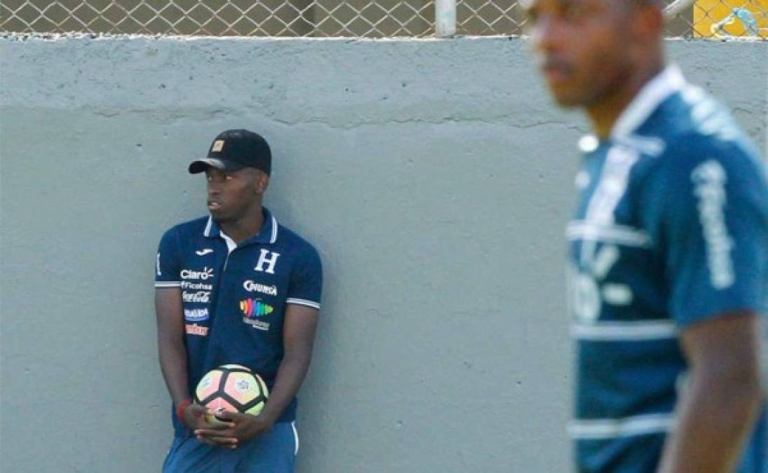 Hay alarma en el campamento de la Selección: La ausencia del delantero Alberth Elis en el entreno de este martes en la Bicolor tiene una explicación en la voz del médico de la Bicolor, Guillermo Toledo: 'Es un dolor en la espalda, es una lumbalgia'. Luego de las salidas por lesión de Mario Martínez y Johny Palacios, el atacante del Houston Dynamo también es motivo de preocupación. 'Ya tiene unos días sintiendo esa molestia, que le impide correr correctamente y entonces por eso se decidió hacerle un estudio de imágenes para ver qué es lo está pasando si tiene algunos problemas lumbares o solo es muscular', explicó Toledo.