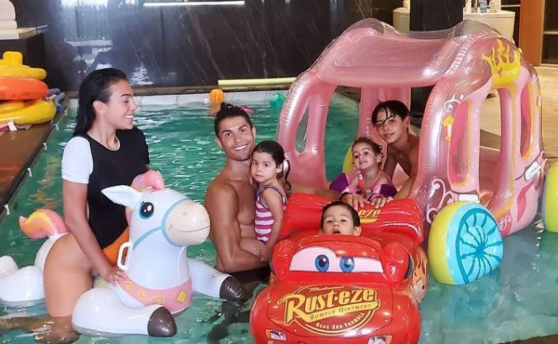 Cristiano Ronaldo y Georgina Rodríguez organizaron una fiesta de disfraces para sus hijos menores, Eva y Mateo por su cumpleaños número tres.