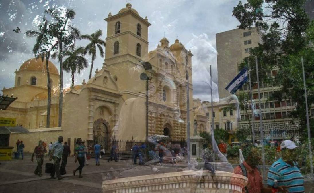 "Tegucigalpa avanza con nuevo rostro a la modernidad en sus 440 años. <br/>La Catedral Metropolitana San Miguel Arcángel es uno de los monumentos nacionales. Su majestuosa y señorial arquitectura deja impresionado a muchos. Es considerada una de las edificaciones más antiguas."