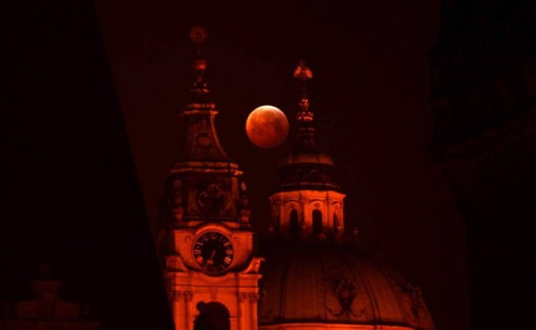 Una serie de circunstancias celestes inusuales coincidieron el domingo por la noche para ocultar la Luna que luego reapareció vestida de un tenue rojo en un eclipse total que cautivó a los observadores en las Américas, Europa y Africa.