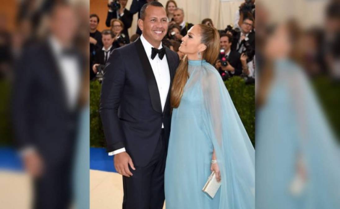 Jennifer López y Alex Rodríguez se convirtieron en la pareja sensación en la alfombra azul de la gala MET que se celebra en Nueva York. La cantante y el beisbolista derrocharon amor. Fotos AFP
