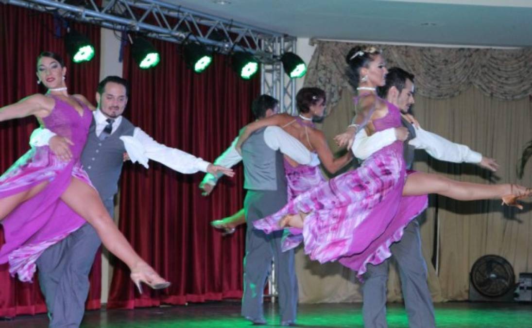 El elenco de bailarinas y cantantes de la Compañía Argentina de Tango deleitó por dos horas a un público selecto, amante del seductor y emblemático baile gaucho.